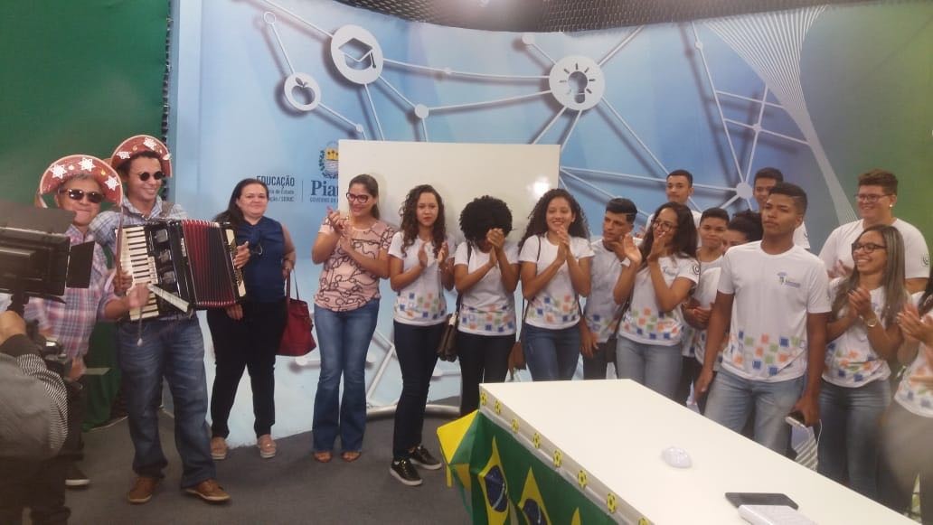Canal Educação recebe visita dos alunos de Elesbão Veloso