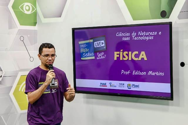 Estudantes acompanham 15ª revisão Pré-Enem Live