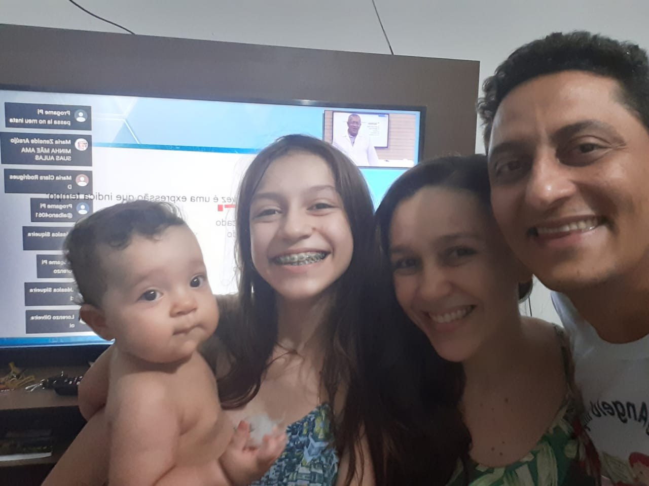 Pais e mães acompanham aulas remotas com os filhos